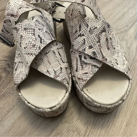 Amuse Society X Matisse Runaway Leather Python Wedge size 7 - Picture 3 of 8